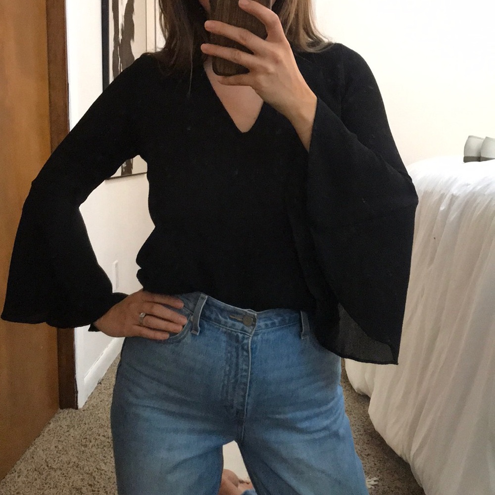 Divided Flowy Sleeve Blouse